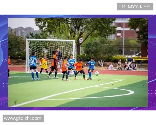 小孩模仿足球明星精彩动作展现运动热情与梦想追逐