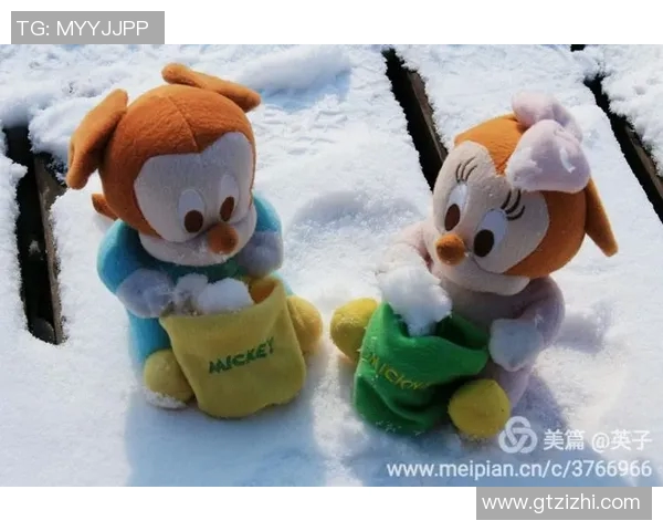 小孩梦想成真与足球明星亲密合影瞬间记录快乐童年时光